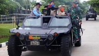 Tidak hanya tank, para siswa SD itu juga menaiki sejumlah kendaraan tempur milik Kostrad. Wajah semringah terlihat di wajah-wajah siswa SD itu saat menaiki kendaraan tempur.