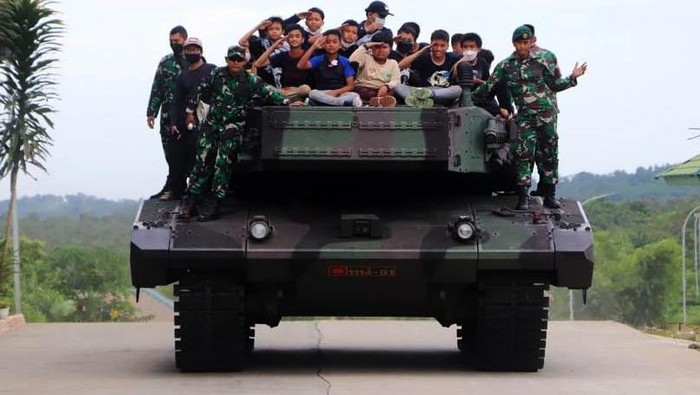 Girangnya Anak-anak SD Diajak Naik Tank Leopard Batalyon Mandala Yudha Kostrad menerima kunjungan dari siswa SD Terpadu Al-Qudwah. Selain main outbond, siswa SD itu juga diajak berkeliling menggunakan tank leopard.