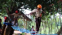 Mereka bermain outbond dengan didampingi anggota Batalyon Mandala Yudha dan guru SD Terpadu Al-Qudwah.