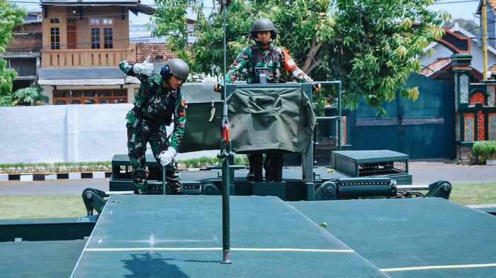 Batalyon Mandala Yudha Kostrad menerima kunjungan dari siswa SD Terpadu Al-Qudwah. Selain main outbond, siswa SD itu juga diajak berkeliling menggunakan tank leopard.