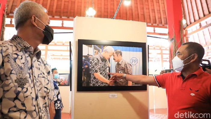 Gubernur Jateng Ganjar Pranowo dan Ketua DPC PDIP Solo FX Hadi Rudyatmo salam adu banteng, Jumat (12/11/2021).