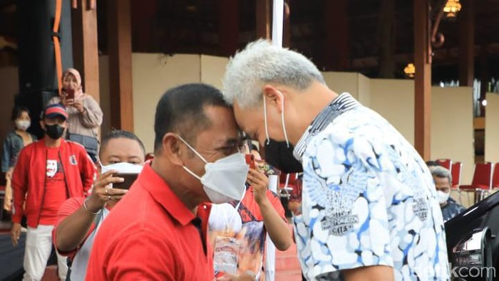 Gubernur Jateng Ganjar Pranowo dan Ketua DPC PDIP Solo FX Hadi Rudyatmo salam adu banteng, Jumat (12/11/2021).