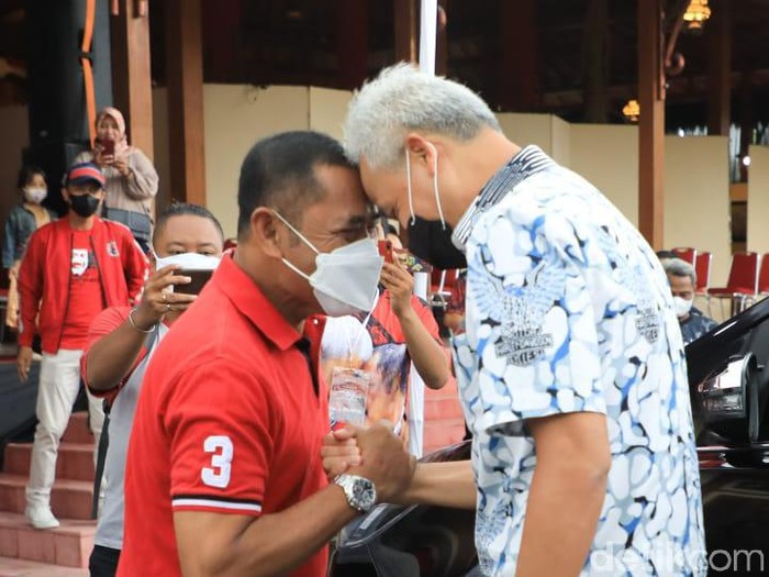 Gubernur Jateng Ganjar Pranowo dan Ketua DPC PDIP Solo FX Hadi Rudyatmo salam adu banteng, Jumat (12/11/2021).
