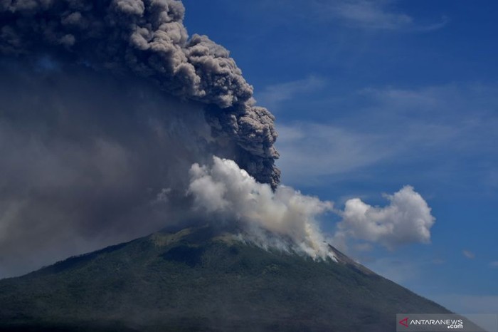 Gunung Api Ili Lewotolok mengeluarkan material vulkanik erupsi di Kabupaten Lembata, NTT, Minggu (29/11). (ANTARA FOTO/Aken Udjan/KH.)