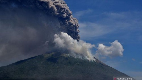Gunung Api Ili Lewotolok mengeluarkan material vulkanik erupsi di Kabupaten Lembata, NTT, Minggu (29/11). (ANTARA FOTO/Aken Udjan/KH.)