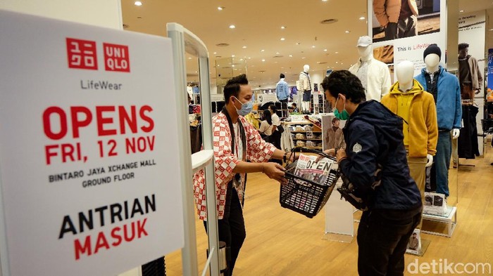 Hadir di Bintaro, Brand Jepang Ternama Ini Diserbu Pembeli Gerai Uniqlo resmi dibuka di Bintaro Xchange (BXc), Kota Tangsel, Banten, Jumat (12/11/2021).