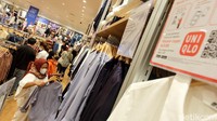 Saat dibuka, pengunjung antusias menyerbu gerai Uniqlo di BXc.  
