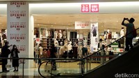 Gerai Uniqlo resmi dibuka di Bintaro Xchange (BXc), Kota Tangsel, Banten, Jumat (12/11/2021).  