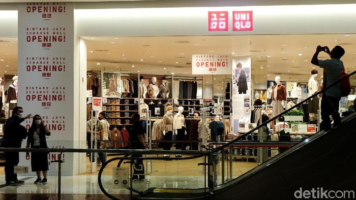 Hadir di Bintaro, Brand Jepang Ternama Ini Diserbu Pembeli Gerai Uniqlo resmi dibuka di Bintaro Xchange (BXc), Kota Tangsel, Banten, Jumat (12/11/2021).