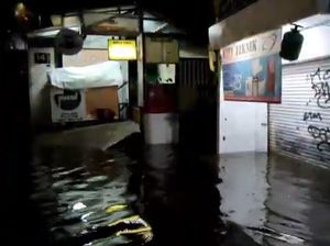 Hujan Deras! Jalan Tegal Parang Jaksel Banjir Setinggi 60 Cm