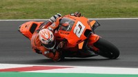 Pebalap yang paling banyak jatuh di musim 2021 adalah pebalap KTM Tech3 Iker Lecuona, dengan catatan total 26 kali. Rider 21 tahun itu menggantikan Johann Zarco sebagai raja tumbang di kelas MotoGP sebelumnya. (AP/Antonio Calanni)