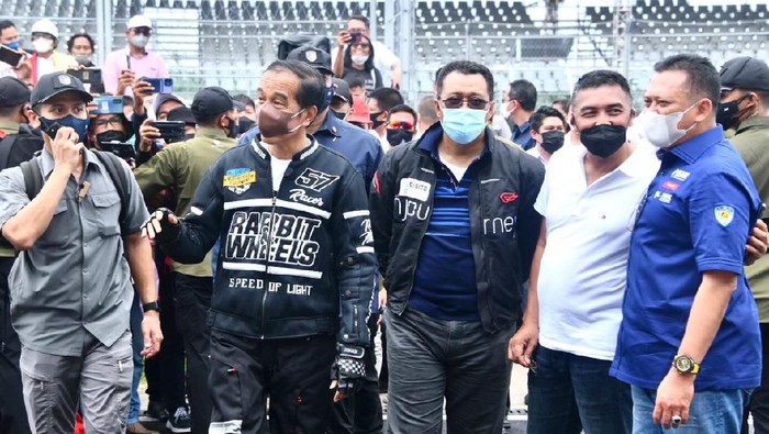 Ketua MPR RI sekaligus Ketua Umum IMI Bambang Soesatyo ikut mendampingi Presiden Joko Widodo mencoba lintasan Pertamina Mandalika International Street Circuit