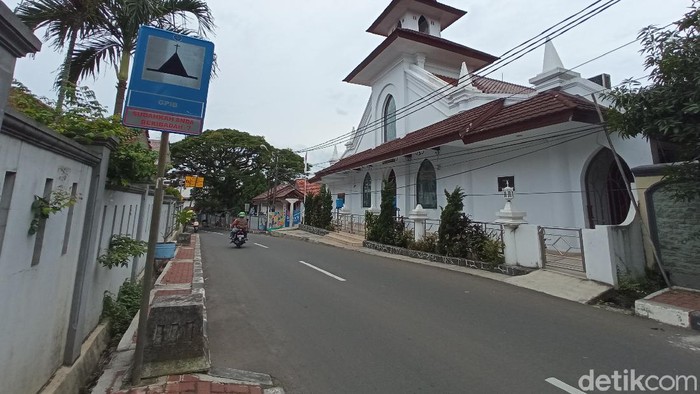 Depok memiliki jejak peninggalan Belanda. Hal ini masih terlihat di kawasan Depok Lama.