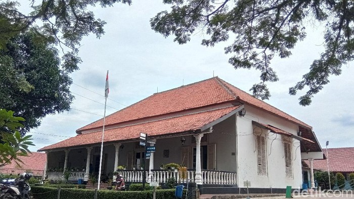 Depok memiliki jejak peninggalan Belanda. Hal ini masih terlihat di kawasan Depok Lama.