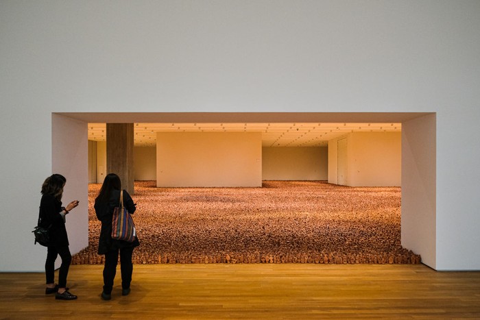 Jalan-jalan Virtual ke Museum Seni M+ di Hong Kong HONG KONG, CHINA - NOVEMBER 11: Art piece Asian Field by Antony Gormley is displayed during the media preview of M+ museum on November 11, 2021 in Hong Kong, China. The M+ will open to the public on November 12, 2021. (Photo by Keith Tsuji/Getty Images)