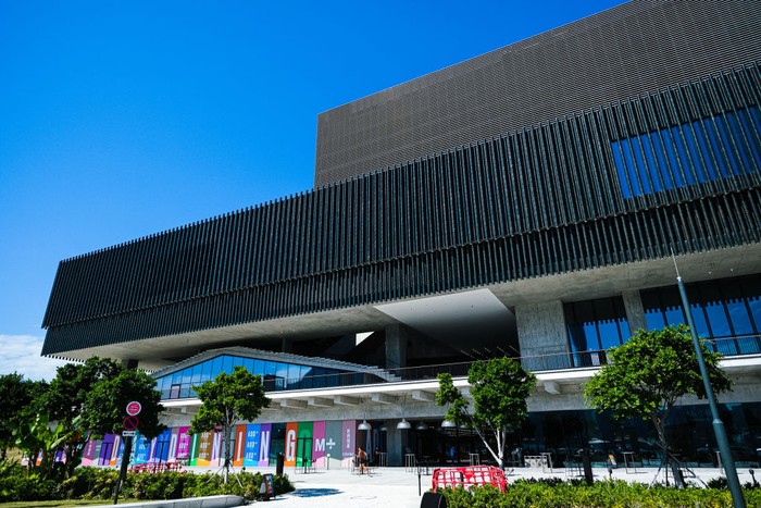 Jalan-jalan Virtual ke Museum Seni M+ di Hong Kong HONG KONG, CHINA - NOVEMBER 11: Art piece Asian Field by Antony Gormley is displayed during the media preview of M+ museum on November 11, 2021 in Hong Kong, China. The M+ will open to the public on November 12, 2021. (Photo by Keith Tsuji/Getty Images)