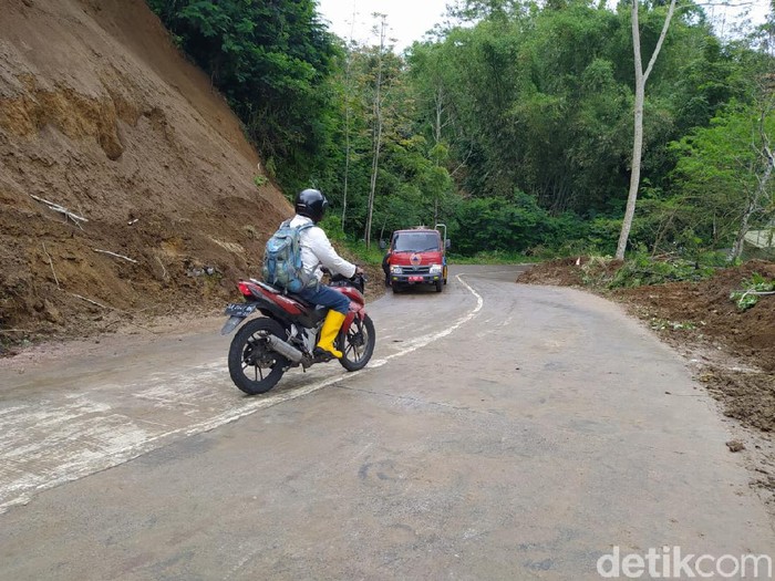 Jalan Magelang-Boyolali pasca-longsor yang terjadi tadi malam, Jumat (12/11/2021).