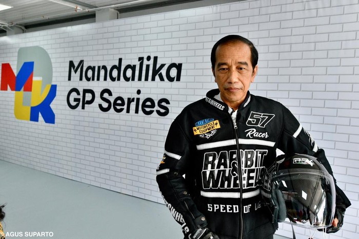 Jokowi Jajal Sirkuit Mandalika Naik Motor RI 1 (Foto: Agus Suparto - Sekretariat Presiden) Jokowi Jajal Sirkuit Mandalika Naik Motor RI 1 (Foto: Agus Suparto - Sekretariat Presiden)