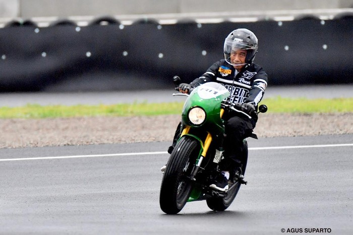 Jokowi Jajal Sirkuit Mandalika Naik Motor RI 1 (Foto: Agus Suparto - Sekretariat Presiden) Jokowi Jajal Sirkuit Mandalika Naik Motor RI 1 (Foto: Agus Suparto - Sekretariat Presiden)