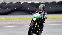 Jokowi ngegas dengan motor pribadinya merasakan aspal mulus Sirkuit Mandalika. Foto: Fotografer Istana Kepresidenan Agus Suparto