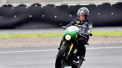 Potret Jokowi Jajal Sirkuit Mandalika Naik Motor RI 1