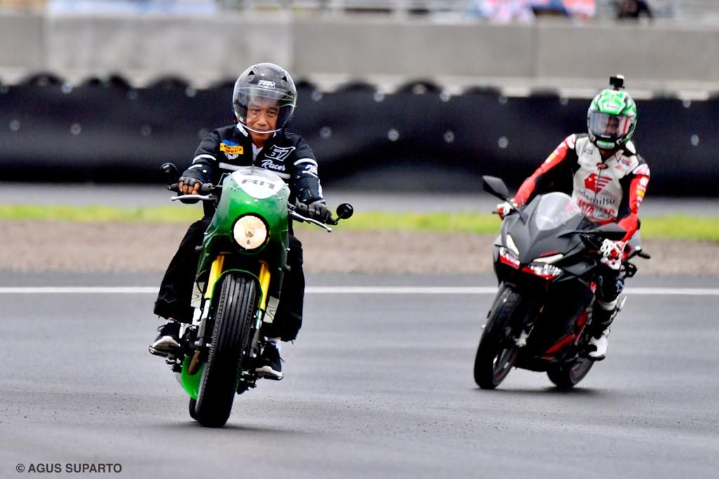 Jokowi Jajal Sirkuit Mandalika Naik Motor RI 1 (Foto: Fotografer Istana Kepresidenan Agus Suparto)