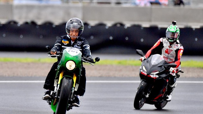 Jokowi Jajal Sirkuit Mandalika Naik Motor RI 1 (Foto: Fotografer Istana Kepresidenan Agus Suparto) Jokowi Jajal Sirkuit Mandalika Naik Motor RI 1 (Foto: Fotografer Istana Kepresidenan Agus Suparto)