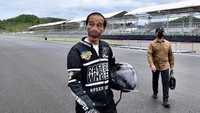 Jaket yang dipakai Jokowi bernama Midnight dari Rabbit and Wheels. Jaket untuk berkendara atau riding ini buatan dalam negeri, tepatnya di Bandung, Jawa Barat. Foto: Jokowi Jajal Sirkuit Mandalika Naik Motor RI 1 (Foto: Fotografer Istana Kepresidenan Agus Suparto)