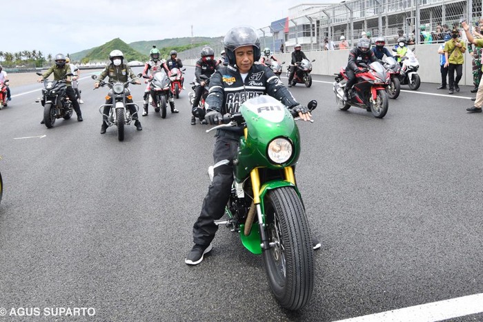 Diketahui, Jokowi akan meresmikan Sirkuit Mandalika dan Jalan Bypass BIL-Mandalika. Sebelum dua agenda tersebut, Jokowi akan menjajal langsung Sirkuit Mandalika dengan mengendarai motor balap pribadinya. (Foto: Fotografer Istana Kepresidenan Agus Suparto)