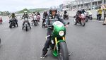 Gaya Retro Jokowi Saat Jajal Sirkuit Mandalika