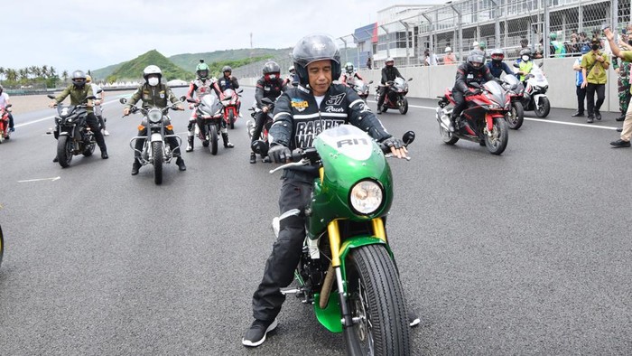 Jokowi Jajal Sirkuit Mandalika Naik Motor RI 1 (Foto: Fotografer Istana Kepresidenan Agus Suparto) Diketahui, Jokowi akan meresmikan Sirkuit Mandalika dan Jalan Bypass BIL-Mandalika. Sebelum dua agenda tersebut, Jokowi akan menjajal langsung Sirkuit Mandalika dengan mengendarai motor balap pribadinya. (Foto: Fotografer Istana Kepresidenan Agus Suparto)