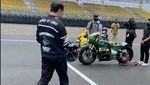 Melihat Lagi Outfit Karya Anak Bangsa saat Jokowi Jajal Sirkuit Mandalika