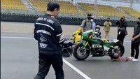 Jokowi mengatakan apa yang dipakai itu sekaligus mendukung produk dalam negeri. Jokowi menilai produk tersebut nyaman dipakai. (Foto: Kementrian BUMN)