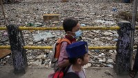 Kali tersebut dipenuhi oleh sampah sehingga menimbulkan bau tak sedap.
