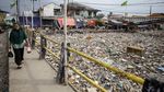 Jorok! Sampah Selimuti Aliran Kali Dadap