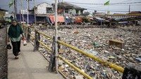 Selain itu sampah yang menumpuk bisa berpotensi menimbulkan penyakit bagi warga sekitarnya.  