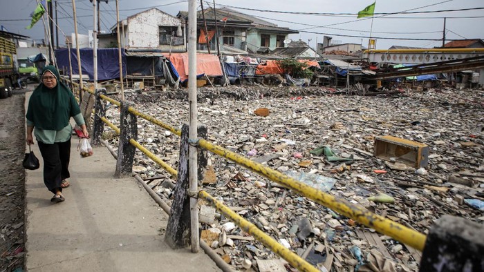 Sejumlah kendaraan melaju di samping sampah yang menumpuk di Kali Dadap yang dipenuhi sampah di Kosambi, Kabupaten Tangerang, Banten, Jumat (12/11/2021). Kali tersebut dipenuhi oleh sampah sehingga menimbulkan bau tak sedap dan berpotensi menyimbulkan penyakit bagi warga sekitarnya. ANTARA FOTO/Fauzan/aww.