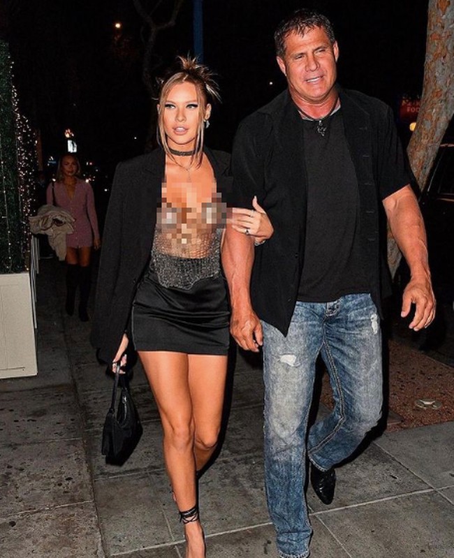 Dalam momen tersebut, Jossie pergi ditemani oleh sang ayah. Dengan busana sensualnya tersebut, dia menggandeng ayahnya mantan atlet baseball Josie Canseco. Penampilannya tersebut menuai pergunjingan netizen. Dia dinilai tidak normal. Pakai baju menerawang saat bersama ayah. Gila! Ini tidak normal! komentar netizenFoto: dok. Instagram