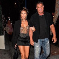 Dalam momen tersebut, Jossie pergi ditemani oleh sang ayah. Dengan busana sensualnya tersebut, dia menggandeng ayahnya mantan atlet baseball Josie Canseco. Penampilannya tersebut menuai pergunjingan netizen. Dia dinilai tidak normal. Pakai baju menerawang saat bersama ayah. Gila! Ini tidak normal! komentar netizenFoto: dok. Instagram