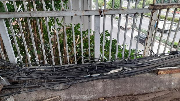 JPO Jalan MT Haryono, kabel yang sebelumnya menjuntai kini telah diikat.