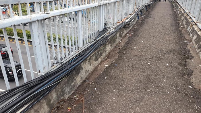 JPO Jalan MT Haryono, kabel yang sebelumnya menjuntai kini telah diikat.