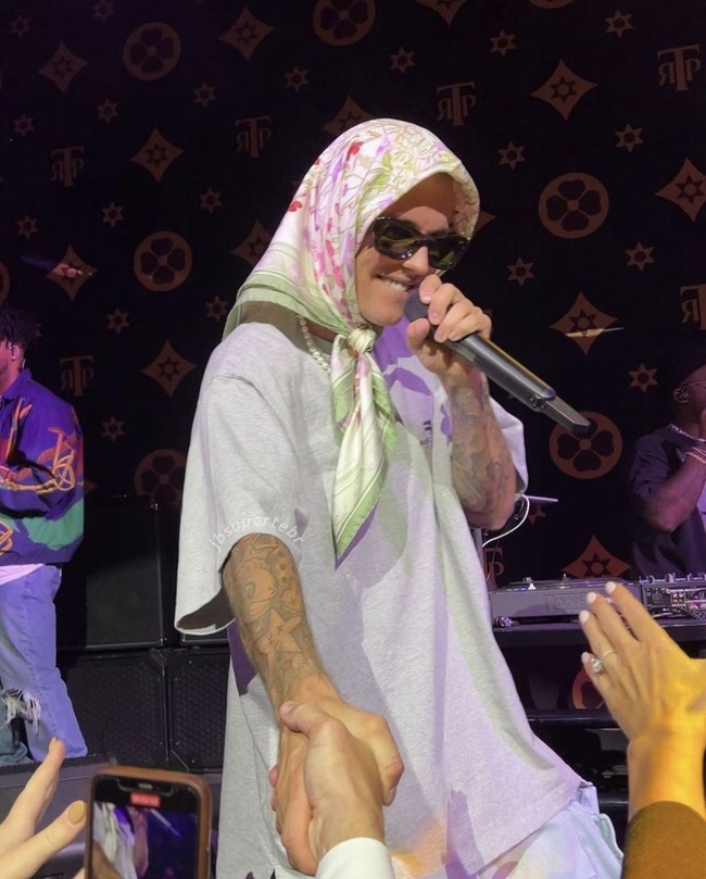 Selama acara, Justin Bieber nyaman memakai scarf dan tidak melepasnya. Suami dari Hailey Baldwin itu menampilkan sejumlah lagu andalannya seperti Where Are U Now, Confident, Yummy, dan Sorry. Foto: dok. Instagram justinbieberssupport