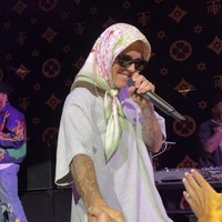Selama acara, Justin Bieber nyaman memakai scarf dan tidak melepasnya. Suami dari Hailey Baldwin itu menampilkan sejumlah lagu andalannya seperti Where Are U Now, Confident, Yummy, dan Sorry. Foto: dok. Instagram justinbieberssupport