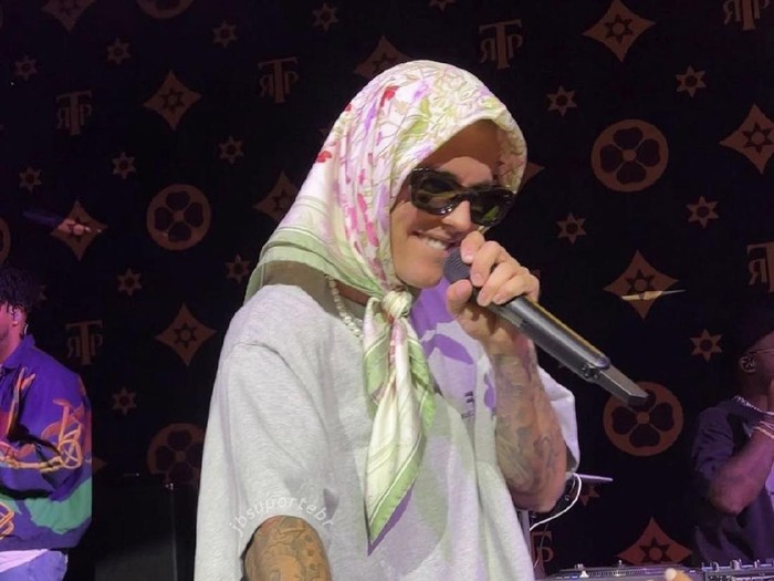 Justin Bieber menuai kontroversi karena tampil berhijab saat manggung