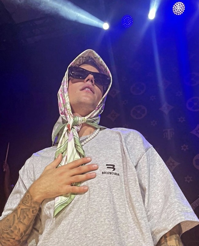 Foto-foto Justin Bieber manggung mengenakan hijab pun viral di media sosial. Sementara beberapa muslim merasa direndahkan karena penampilan Justin, beberapa lainnya justru memberikan komentar nyeleneh terkait penampilannya. Foto: dok. Instagram justinbieberssupport
