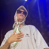 Foto-foto Justin Bieber manggung mengenakan hijab pun viral di media sosial. Sementara beberapa muslim merasa direndahkan karena penampilan Justin, beberapa lainnya justru memberikan komentar nyeleneh terkait penampilannya. Foto: dok. Instagram justinbieberssupport