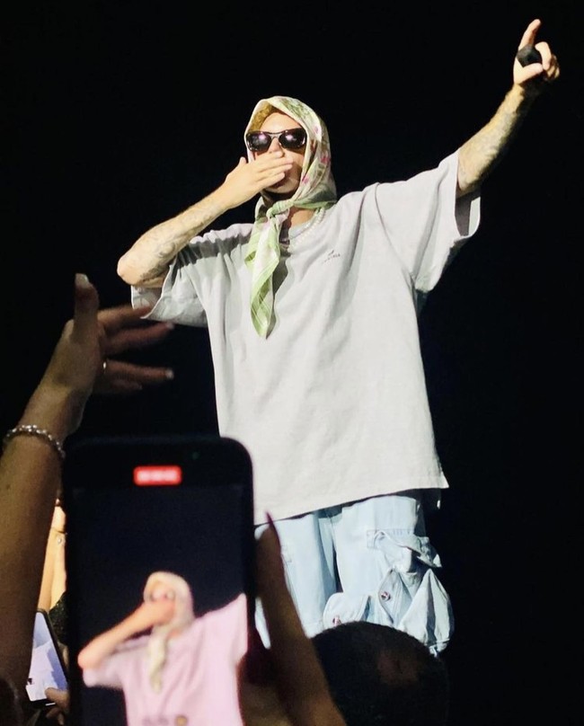 Sebelumnya, Justin Bieber sudah beberapa kali melakukan hal-hal yang mengundang kontroversi. Seperti saat dirinya mencorat-coret sebuah bangunan bersejarah di Brasil, yang membuatnya berakhir di meja hijau. Ia juga berpura-pura cedera demi bisa menaiki seluruh wahana di Disneyland tanpa mengantre. Foto: dok. Instagram justinbieberssupport