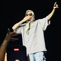 Sebelumnya, Justin Bieber sudah beberapa kali melakukan hal-hal yang mengundang kontroversi. Seperti saat dirinya mencorat-coret sebuah bangunan bersejarah di Brasil, yang membuatnya berakhir di meja hijau. Ia juga berpura-pura cedera demi bisa menaiki seluruh wahana di Disneyland tanpa mengantre. Foto: dok. Instagram justinbieberssupport