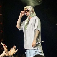 Justin Bieber baru-baru ini manggung di sebuah acara di Utah, Amerika Serikat. Ia tampil sederhana mengenakan kaus dan celana panjang kargo. Namun, yang menjadi sorotan adalah scarf di kepalanya yang digunakan sebagai hijab. Foto: dok. Instagram justinbieberssupport