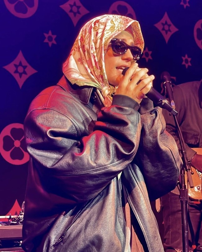 Justin Bieber awalnya memakai jaket kulit hitam, namun melepasnya di tengah penampilan dan menyisakan kaus abu-abu keluaran Balenciaga. Ia pun memakai kacamata hitam dan kalung mutiara. Foto: dok. Instagram justinbieberssupport